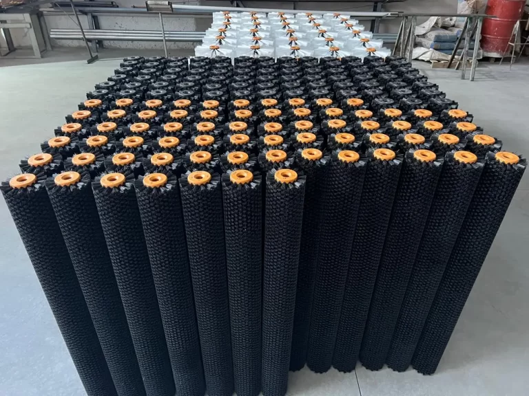 Escovas industriais de nylon preto fabricadas pela Cardoso Máquinas