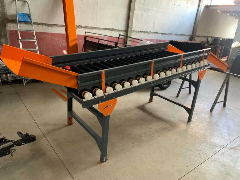 Mesa de seleção com roletes para beneficiamento de cenoura e batata-doce – Cardoso Máquinas