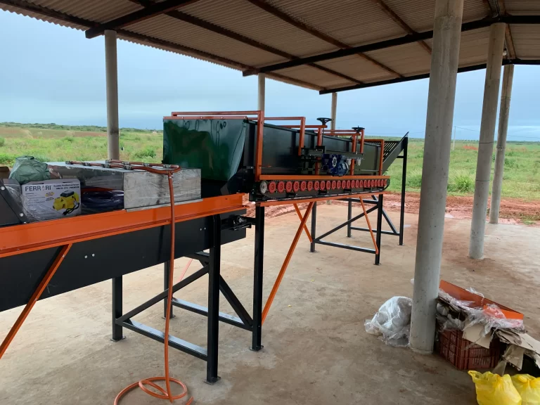 Linha de beneficiamento de hortaliças com esteiras, fabricada pela Cardoso Máquinas, instalada em galpão rural